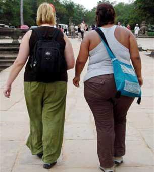 phụ nữ béo phì đi bộ